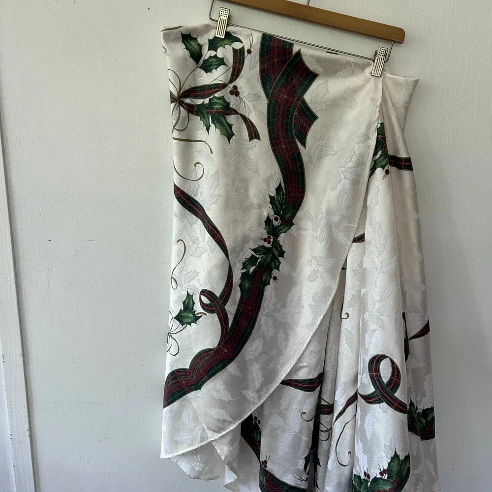 Lenox Holiday Nouveau Oblong Oval Christmas Holly Ribbons Tablecloth 96